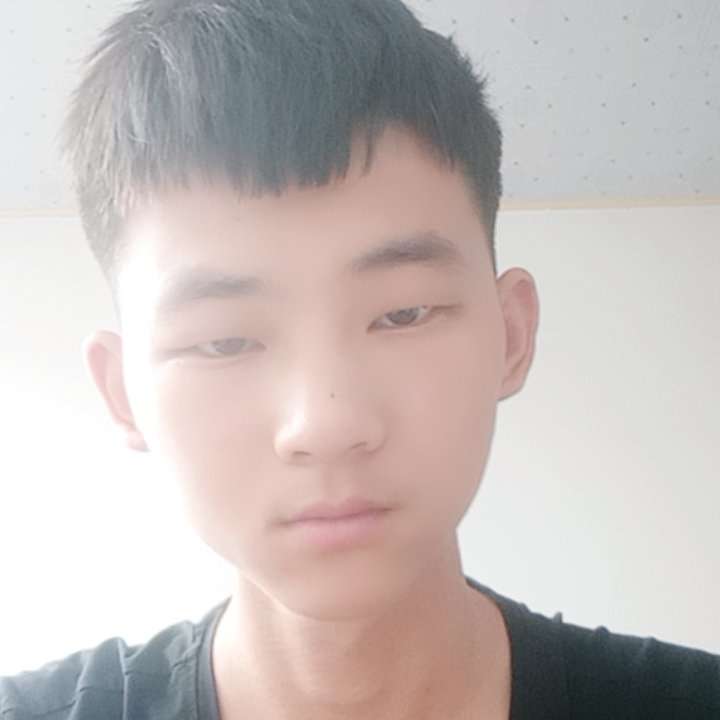 羞涩和电脑的照片