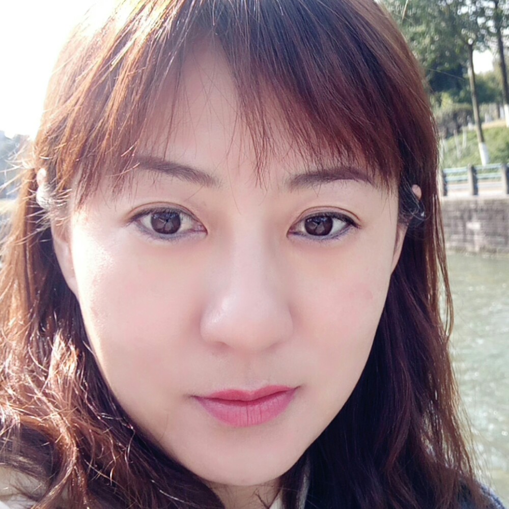 直率漫步秋月的照片