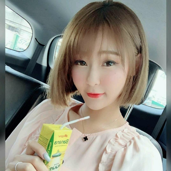 美女挽手闪闪的照片