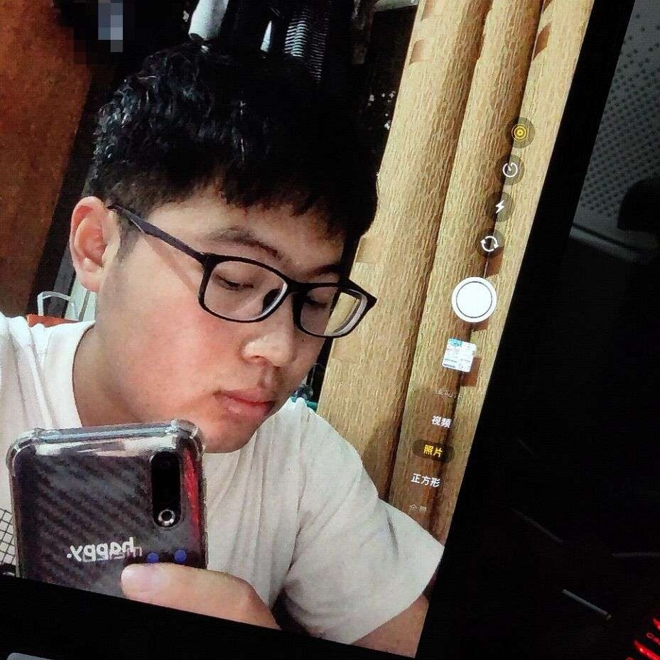 侧背身去抱你的照片