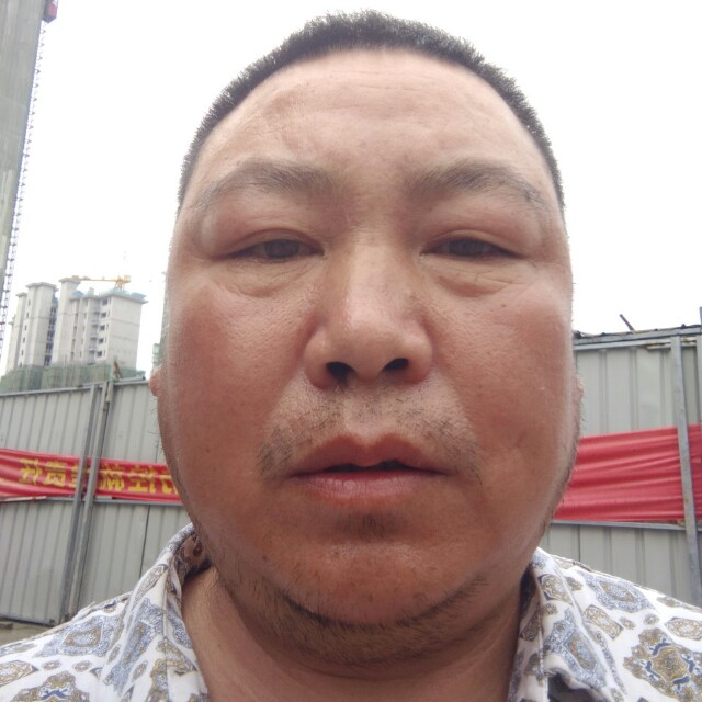 激动扯火龙果的照片