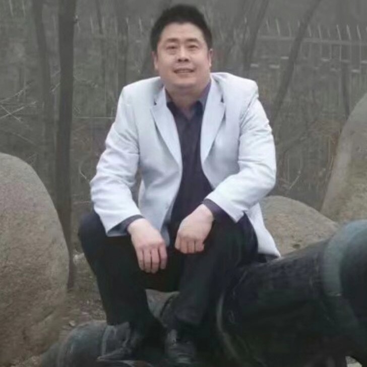 持刀郎的照片