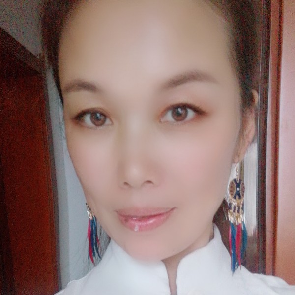 秋颜蹙眉等待的照片