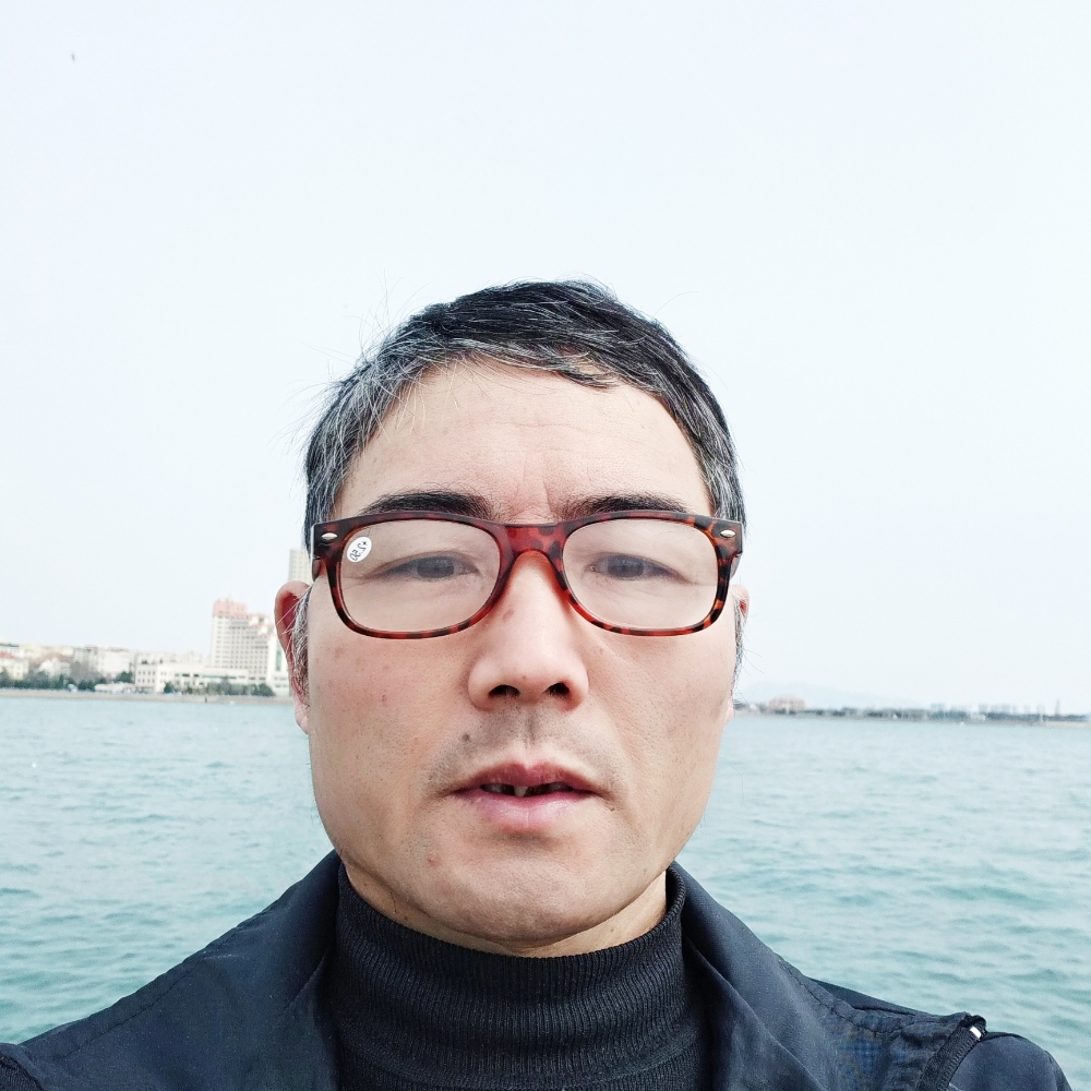 铃铛爱俊逸的照片