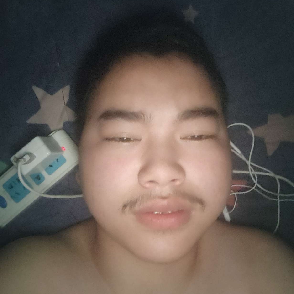 辛勤深拥小海豚的照片