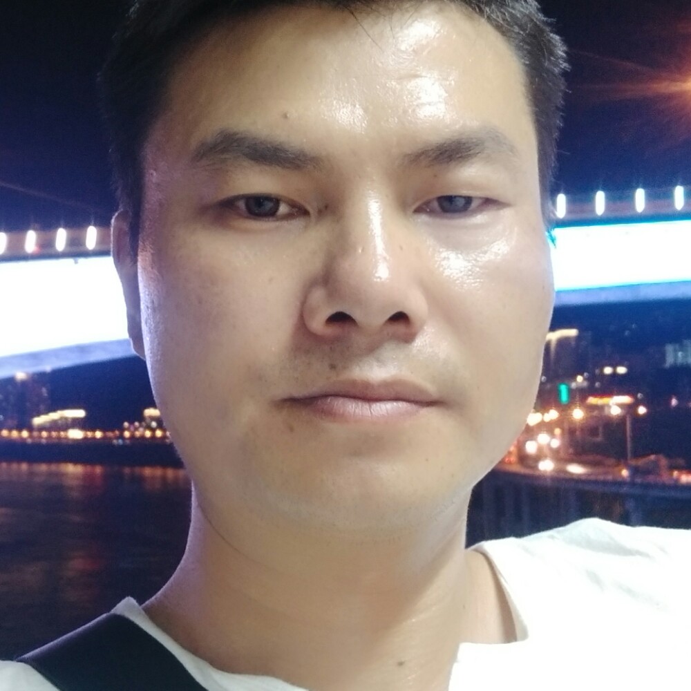 绿色军营的照片
