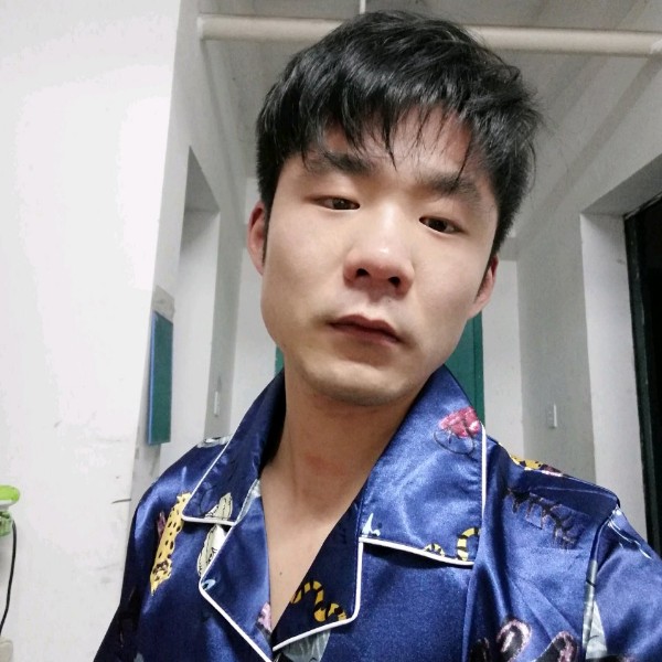 狼吻月色的照片