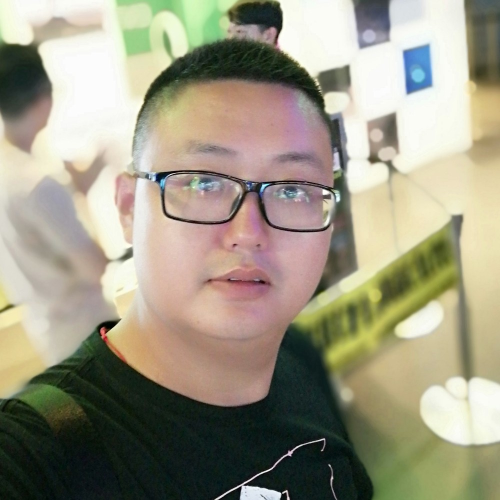背后遇見微笑的照片