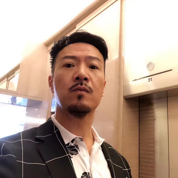 谦和的西装的照片