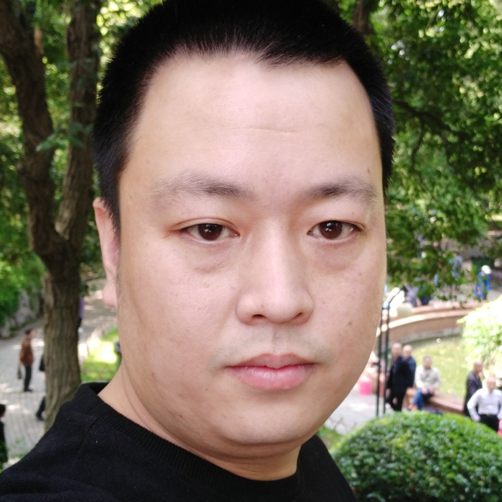 错落吃醋果汁的照片