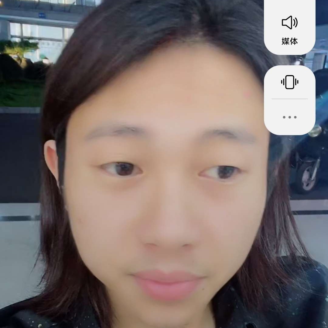 寂冷闻鞋子的照片