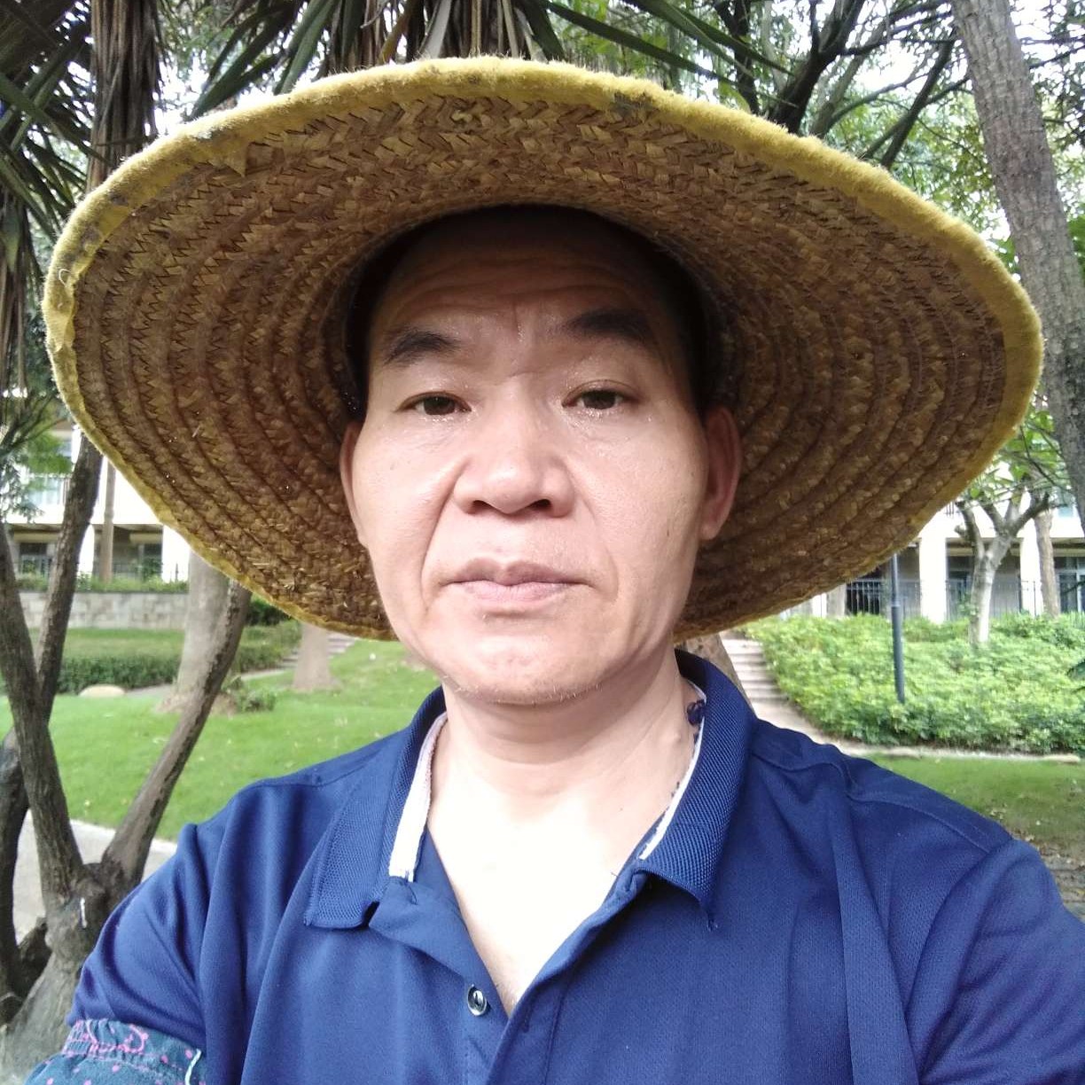 少女蹙眉柔弱的照片