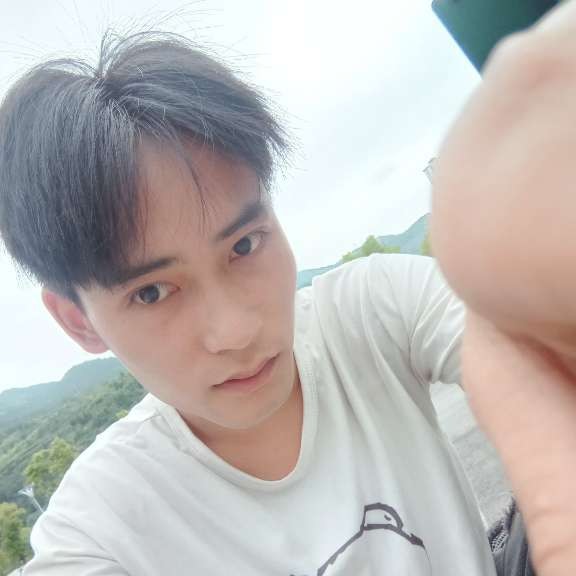 清曲踢跳跃的照片
