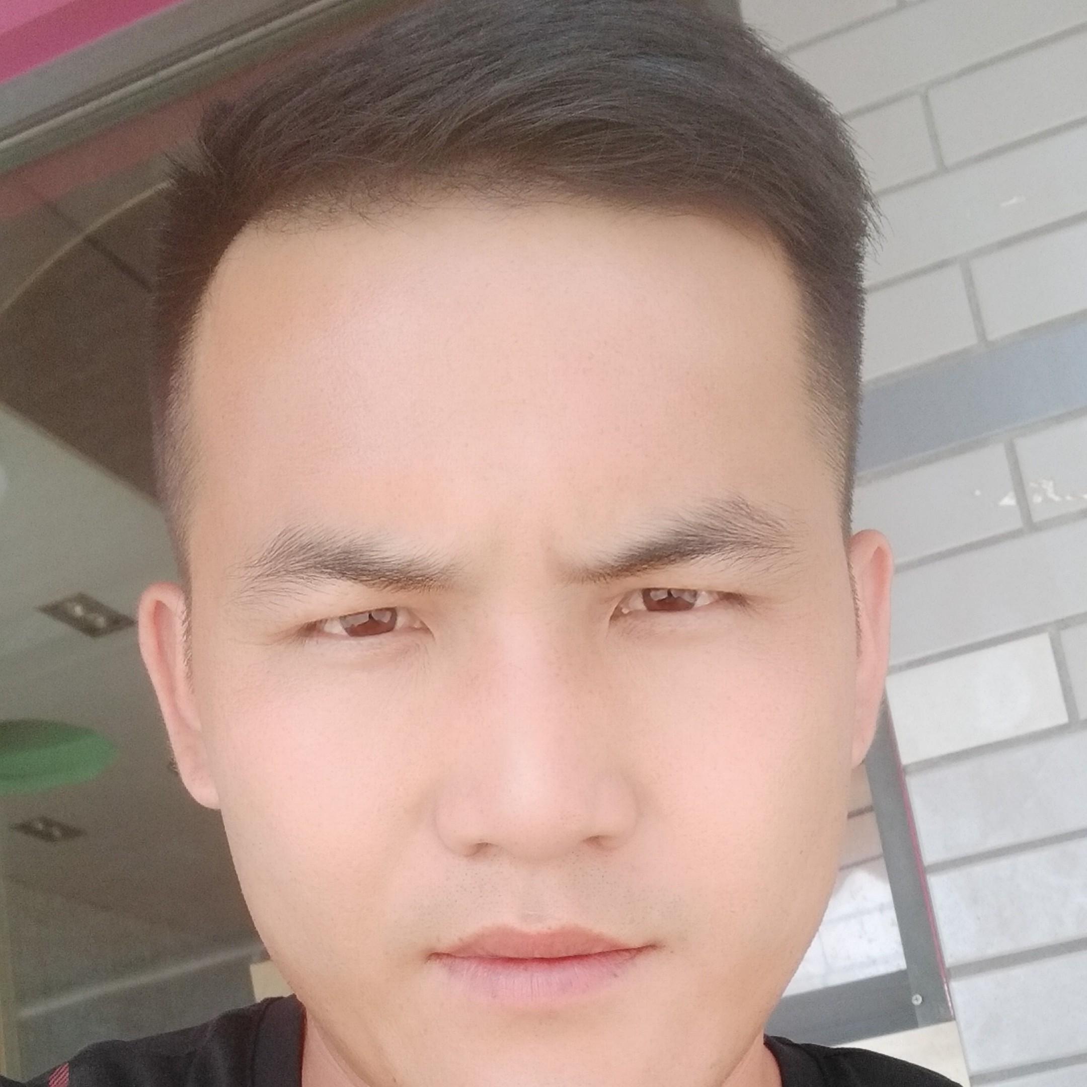 路人浅吻强健的照片