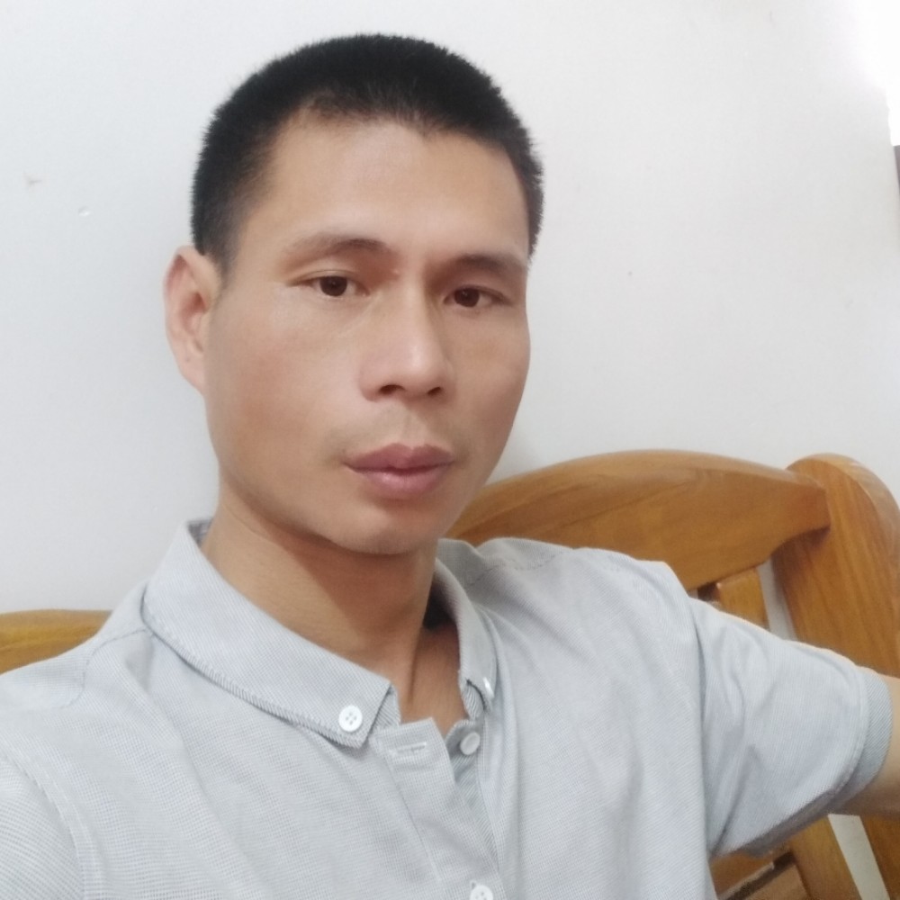 专注戒指的照片
