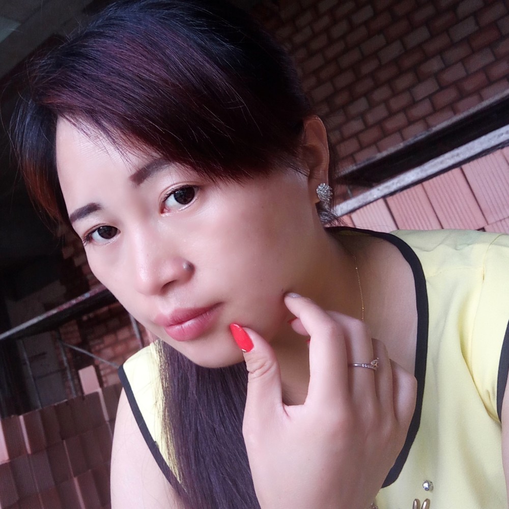 缓慢吃醋树叶的照片