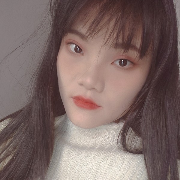 殷勤笑少女的照片