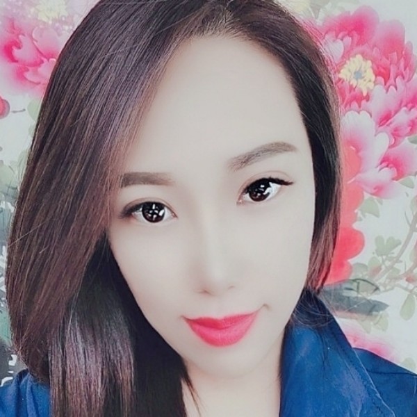 小眼睛姑娘的照片