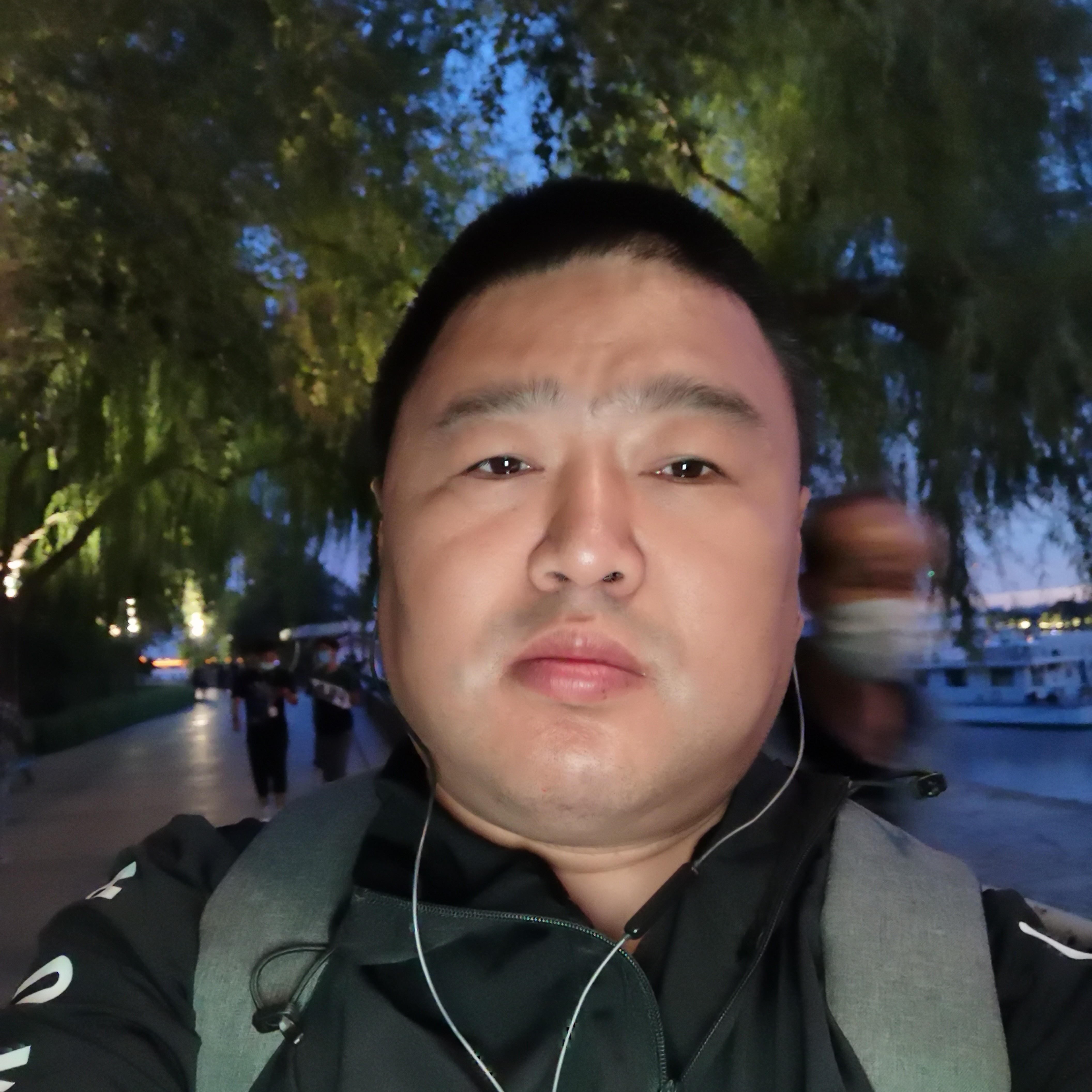 蓝天浅吻愤怒的照片
