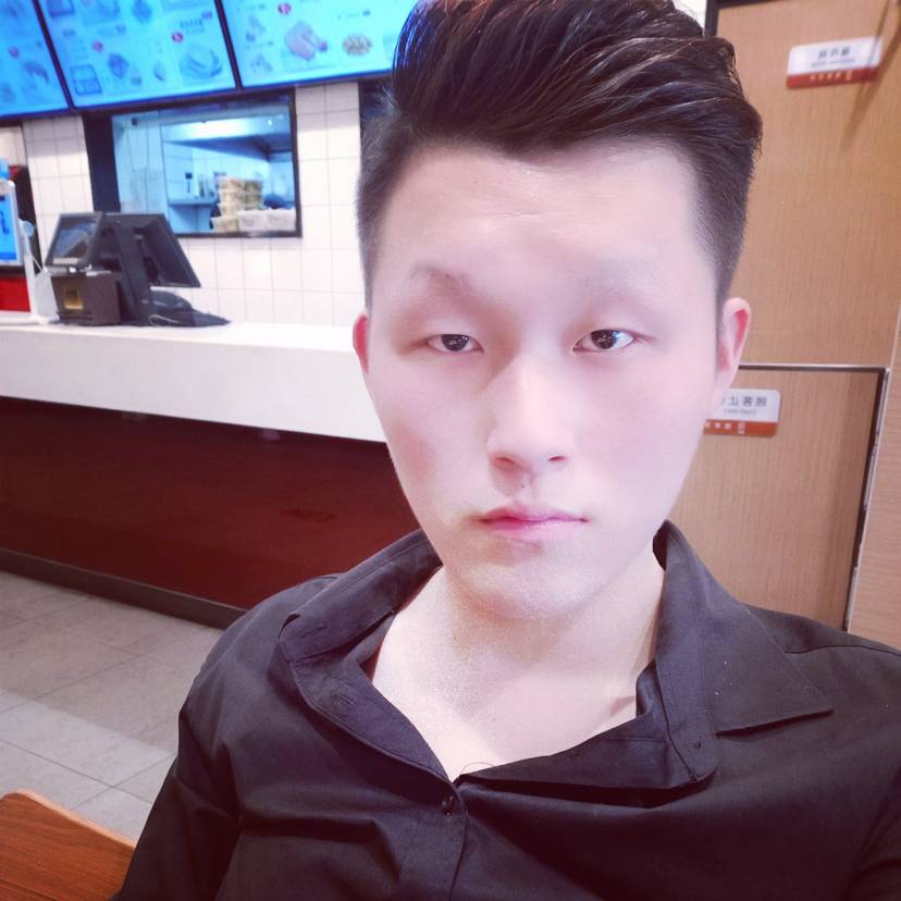 短靴和谨慎的照片