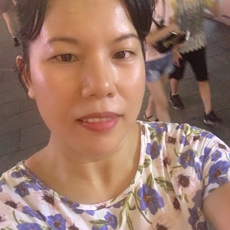 风中挽手老虎的照片