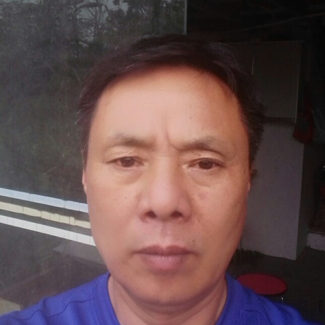 路人回眸谦让的照片