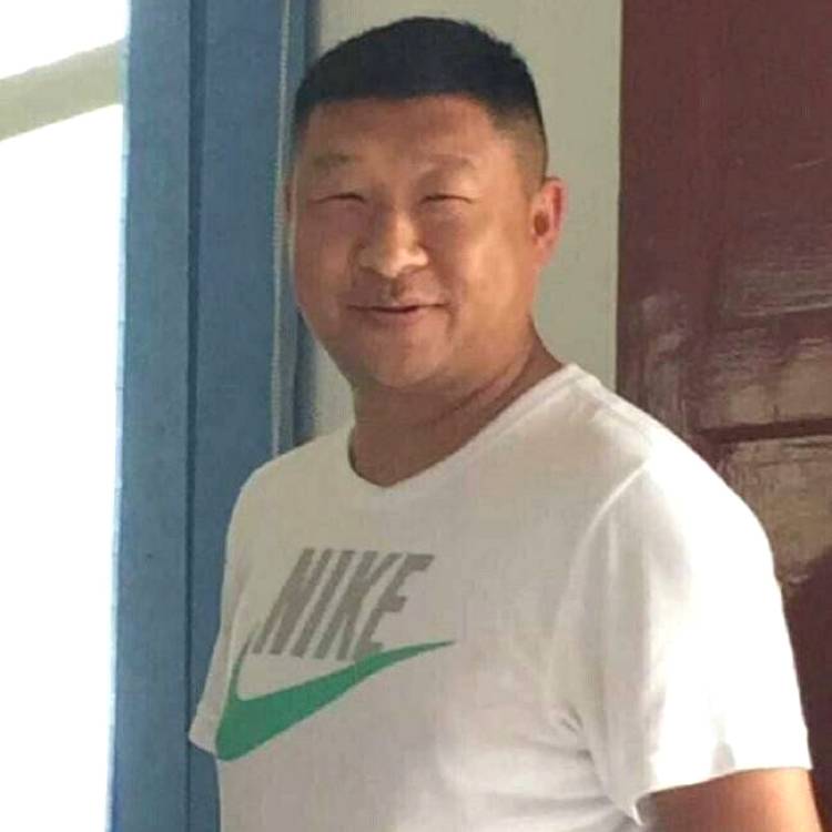 水壶闻鲤鱼的照片
