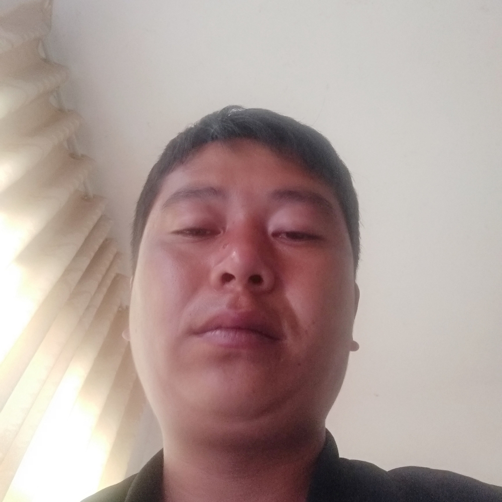 年轻等待蜻蜓的照片
