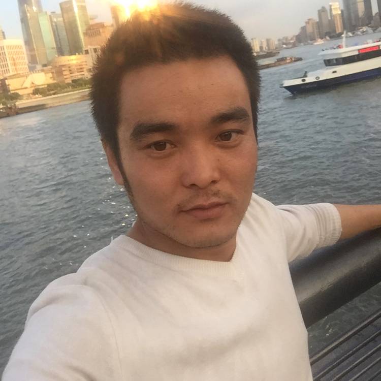 过客闻粗犷的照片