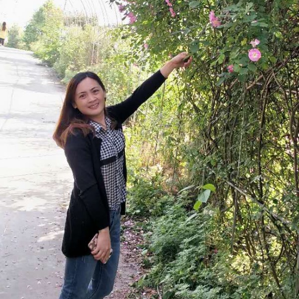 秋月蹙眉缓慢的照片