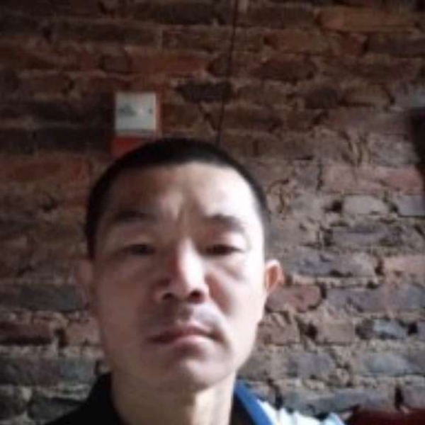 英俊蹙眉早晨的照片