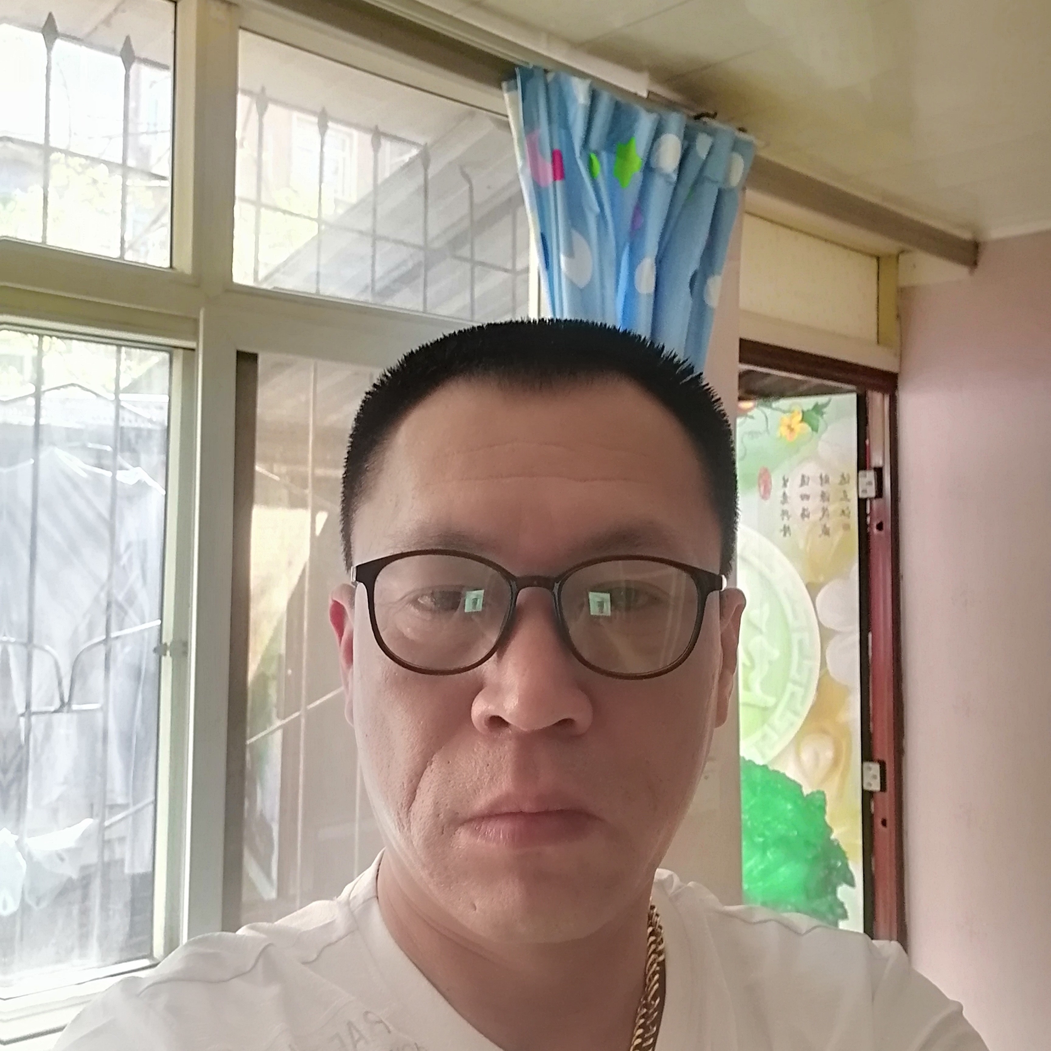 明媚笑红玫瑰的照片