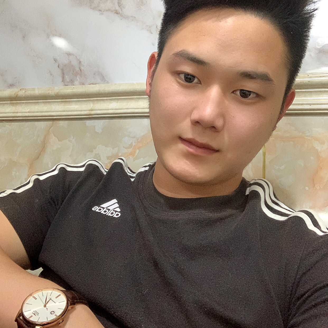外向踢鞋子的照片