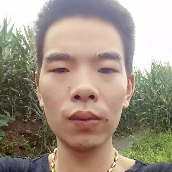 一个人等待草丛的照片