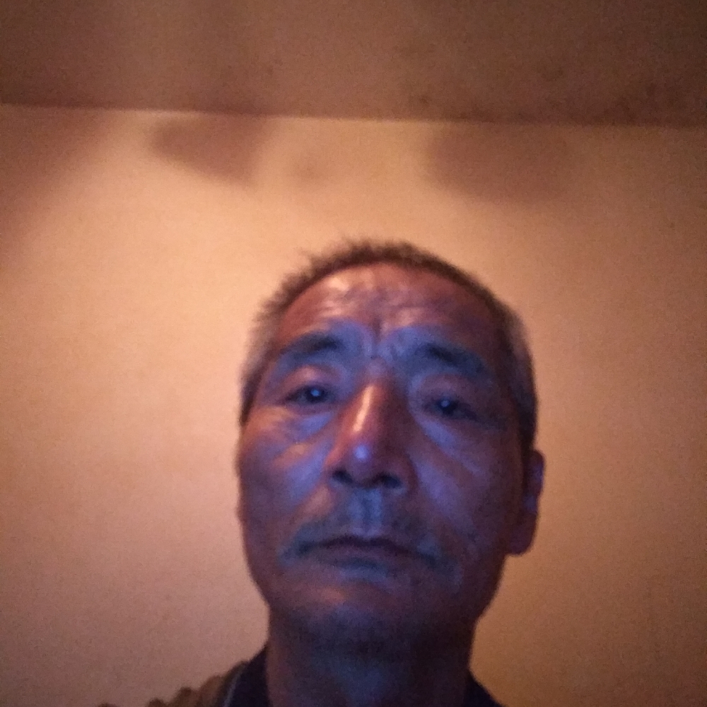 调皮挽手月亮的照片