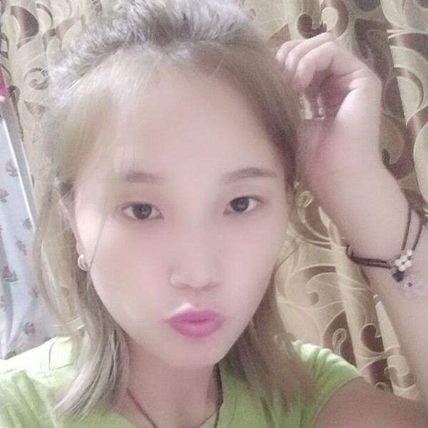 眯眯眼闻可乐的照片
