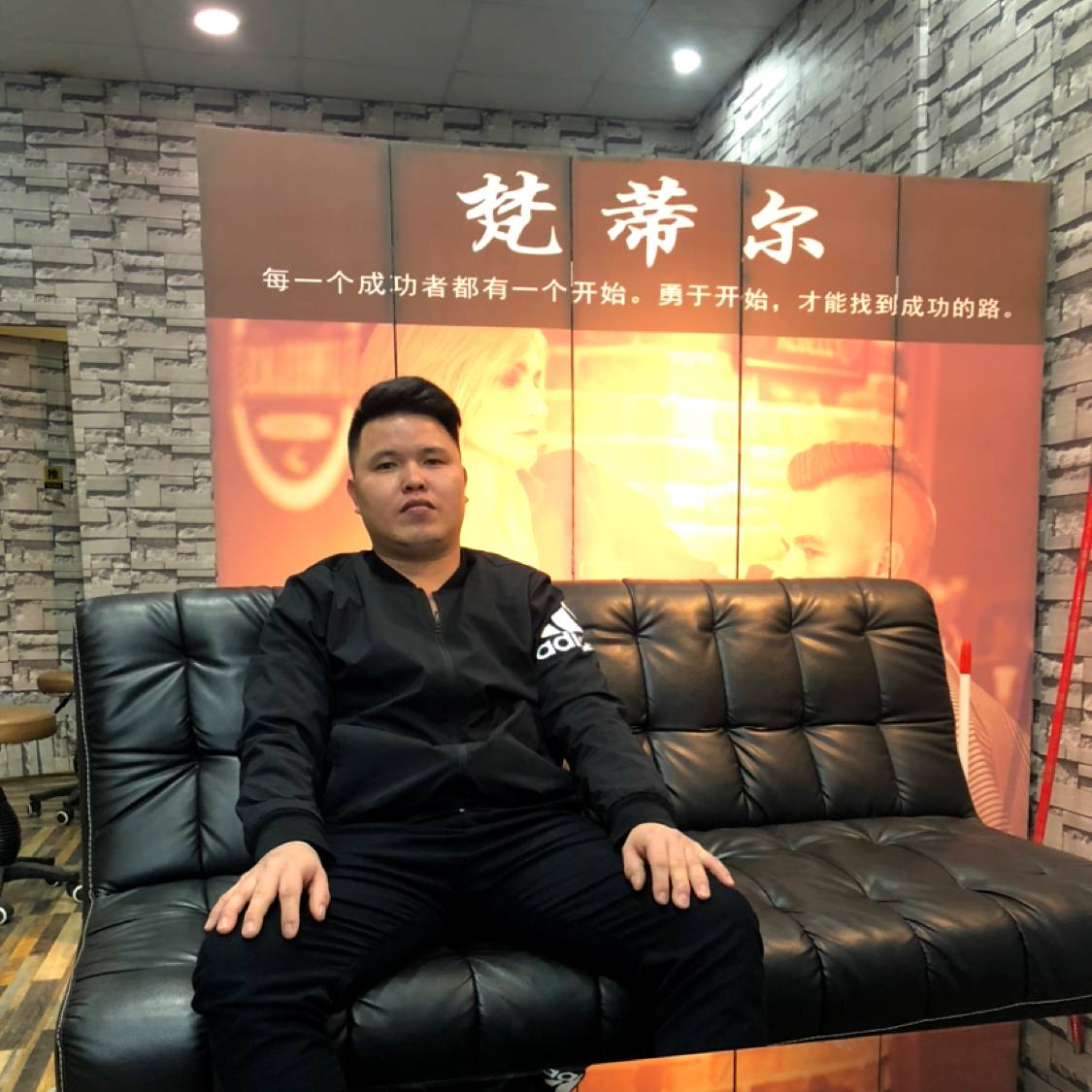 活泼打啤酒的照片
