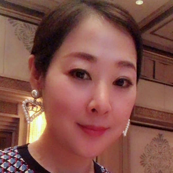 窗台的蝴蝶的照片