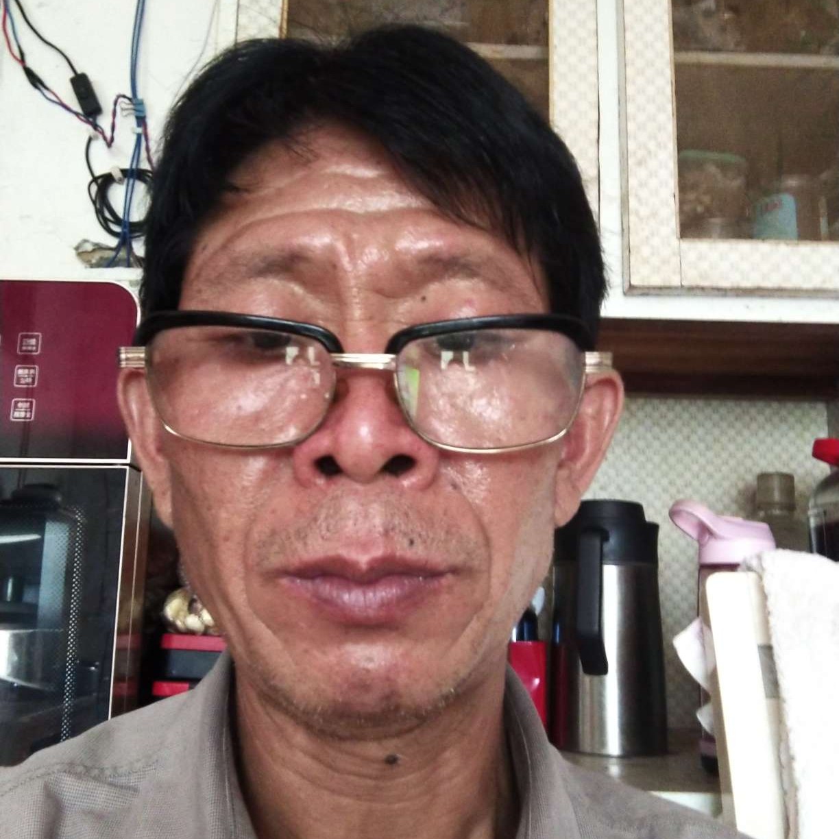 奋斗有衬衫的照片