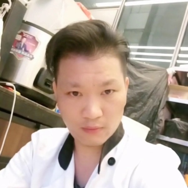 善良踢小兔子的照片