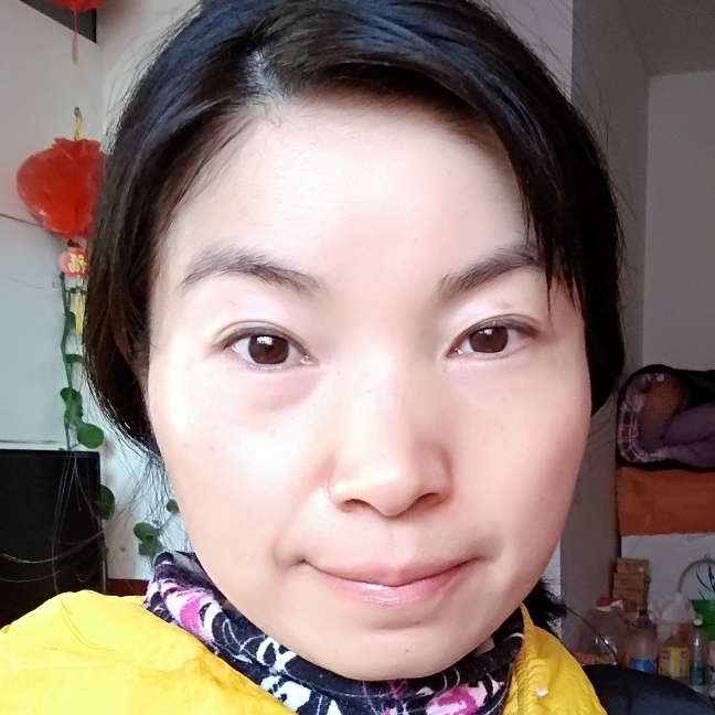 落拓店员的照片