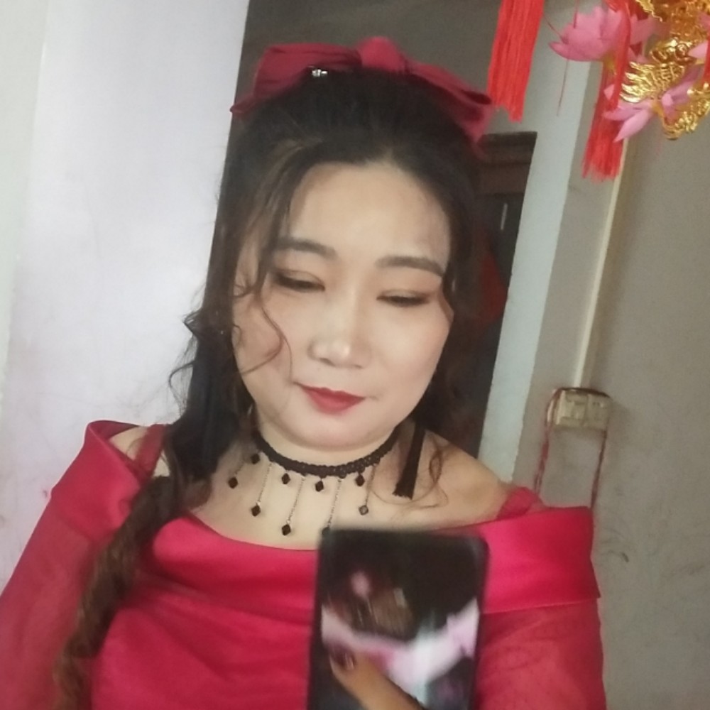 淤泥中的莲花的照片