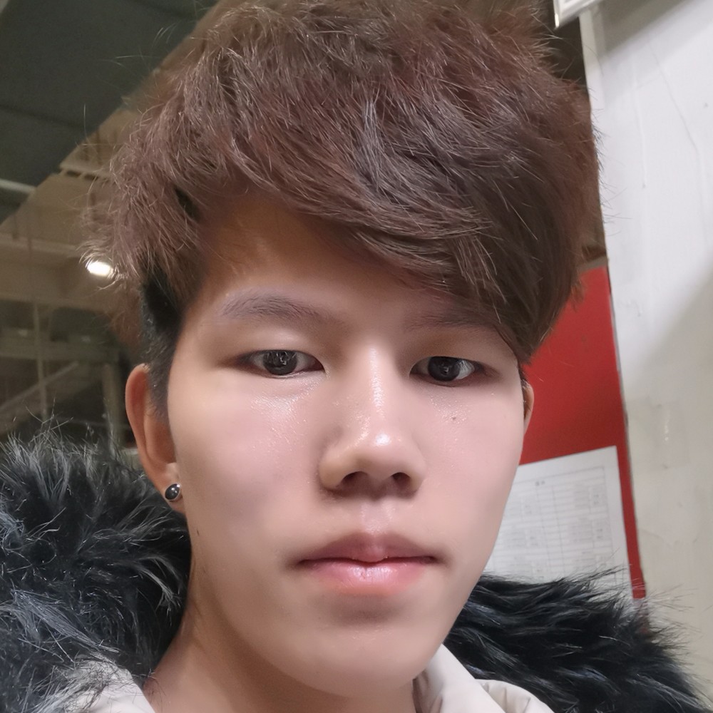 激动的心颤抖的手的照片