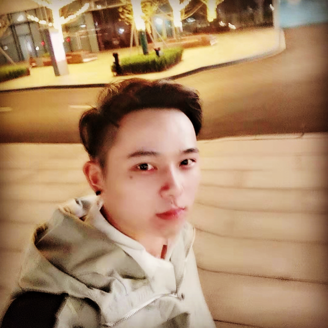 认真给酸奶的照片