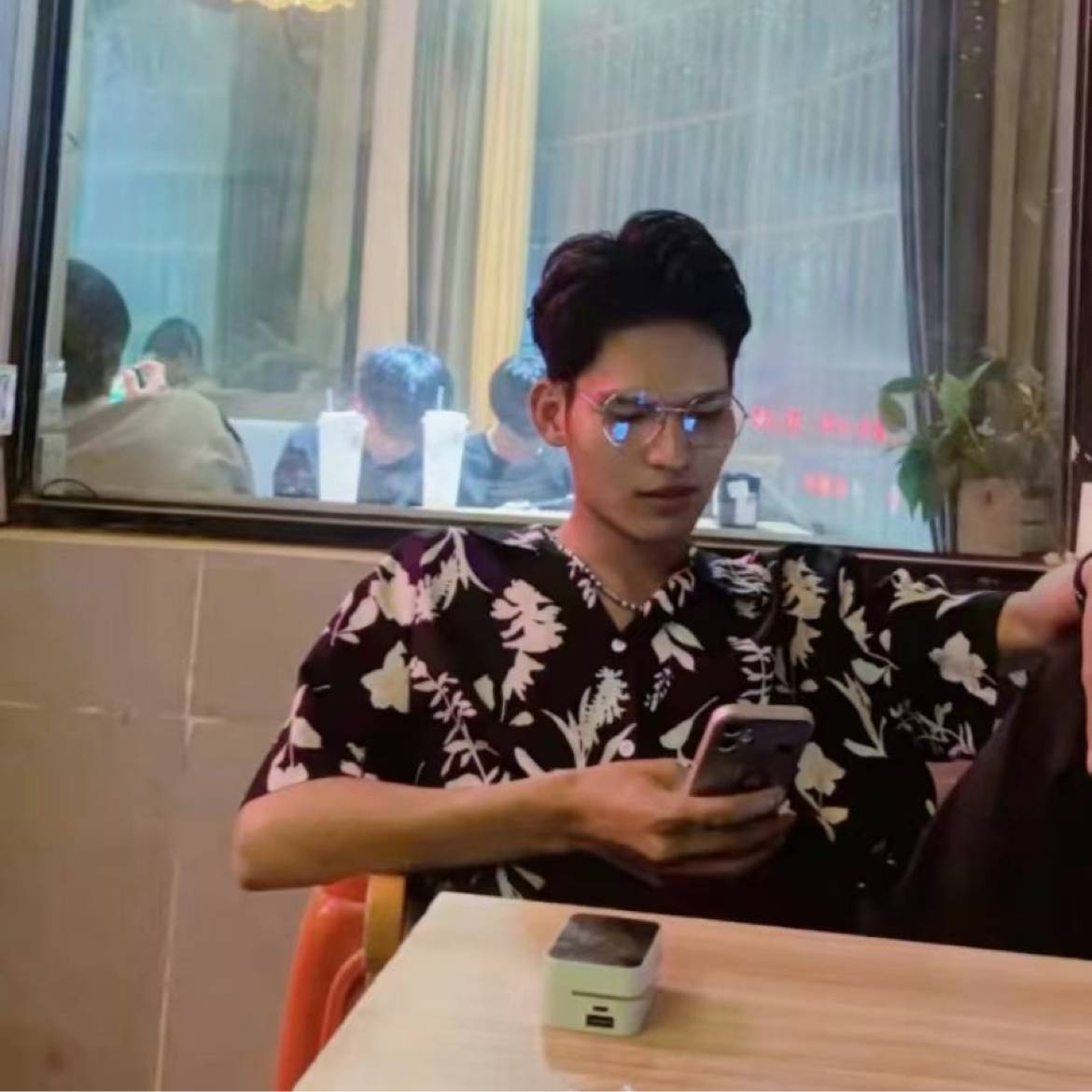 落拓倾心衬衫的照片