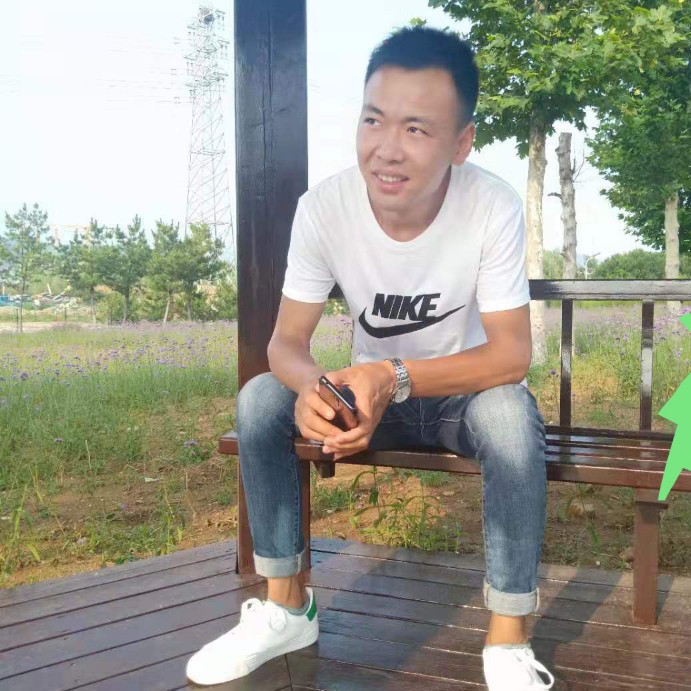 墨镜泪刺了眼的照片