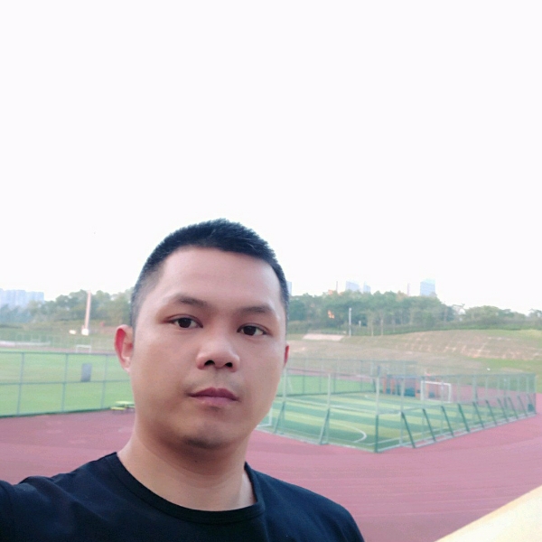 大方拿饼干的照片