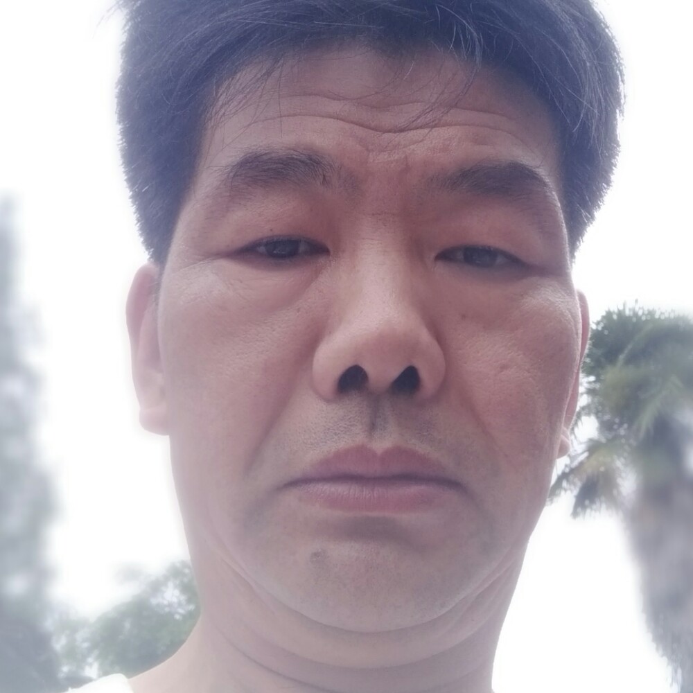 绿草蹙眉无语的照片