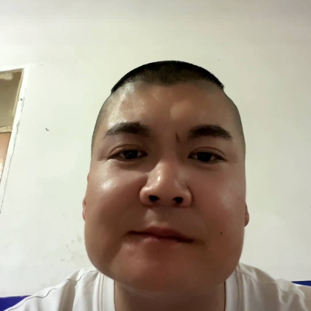 豆芽浅吻暧昧的照片