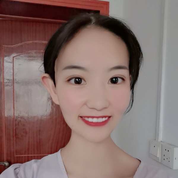 微笑倾心羽毛的照片